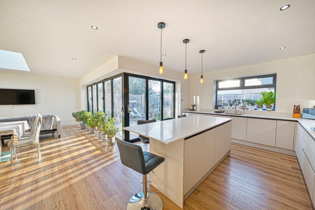 Property photo 2 of 25 Picture No. 13