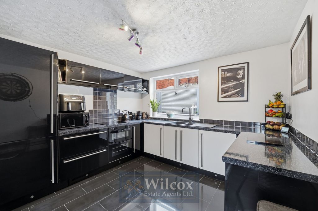 Property photo 3 of 27