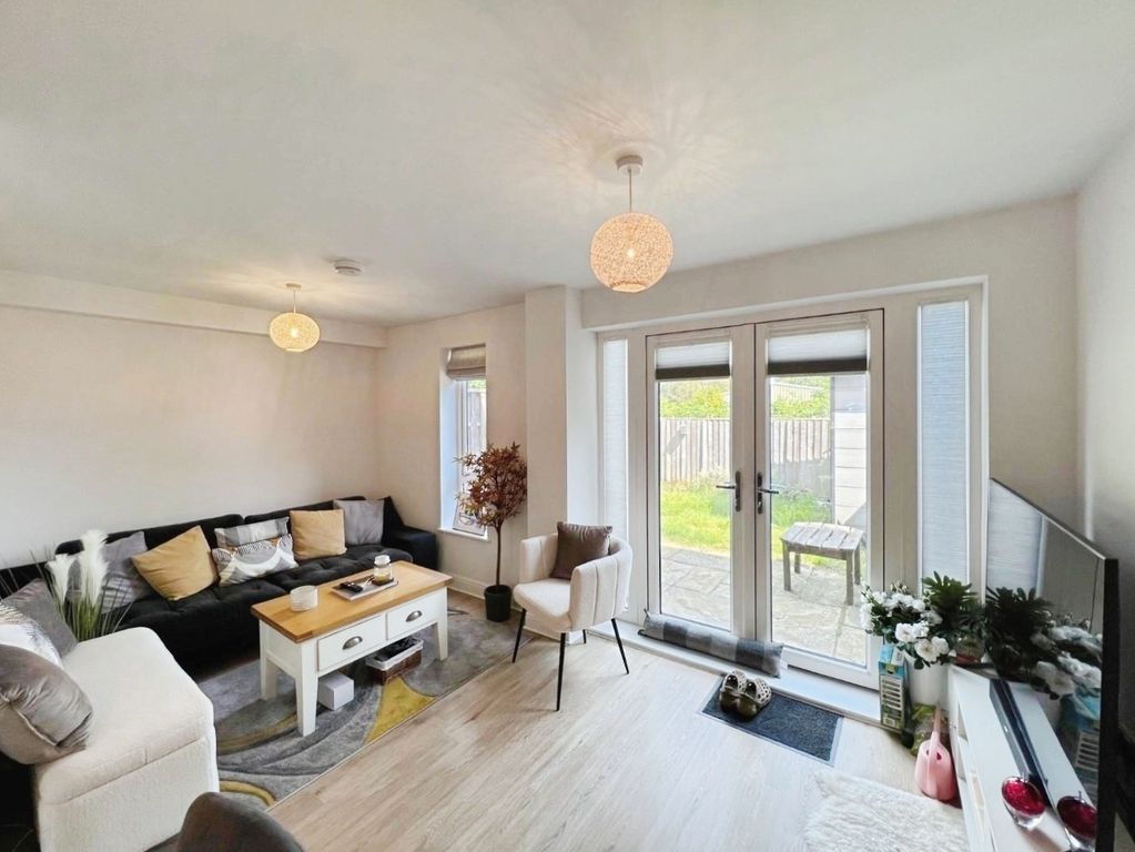 Property photo 3 of 15 Pbox-Living_Room-325346.Jpg