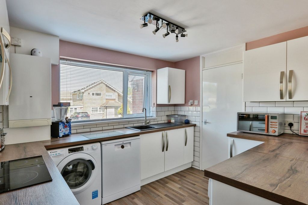 Property photo 3 of 17 Kitchen