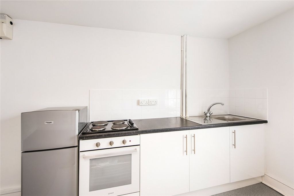 Property photo 3 of 7 Kitchenette