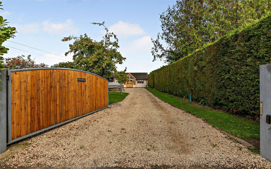 Property photo 2 of 21 Gated Driveway