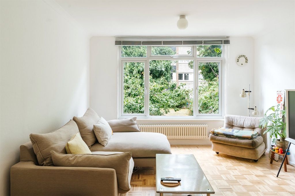 Property photo 2 of 18 St Matthew's Row E2