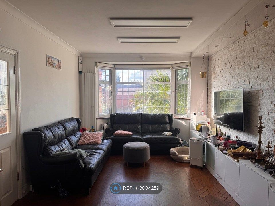 Property photo 2 of 11 Through Lounge