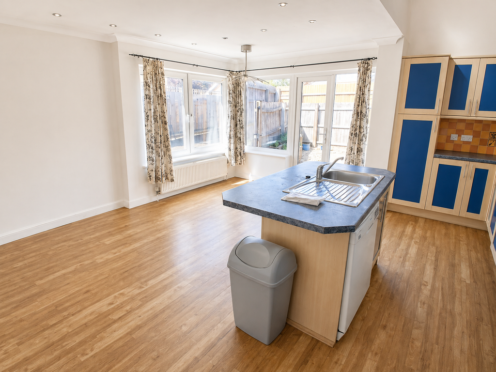 Property photo 3 of 10 Kitchen