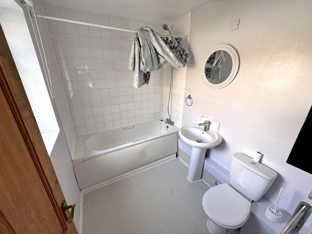 Property photo 2 of 12 Bathroom