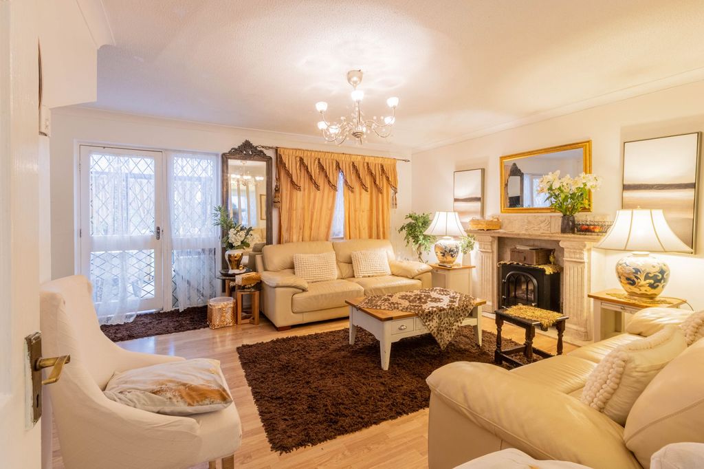 Property photo 2 of 19