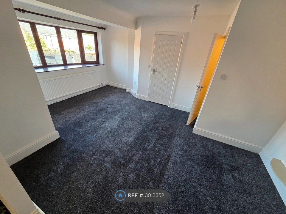 Property photo 3 of 12 Lounge