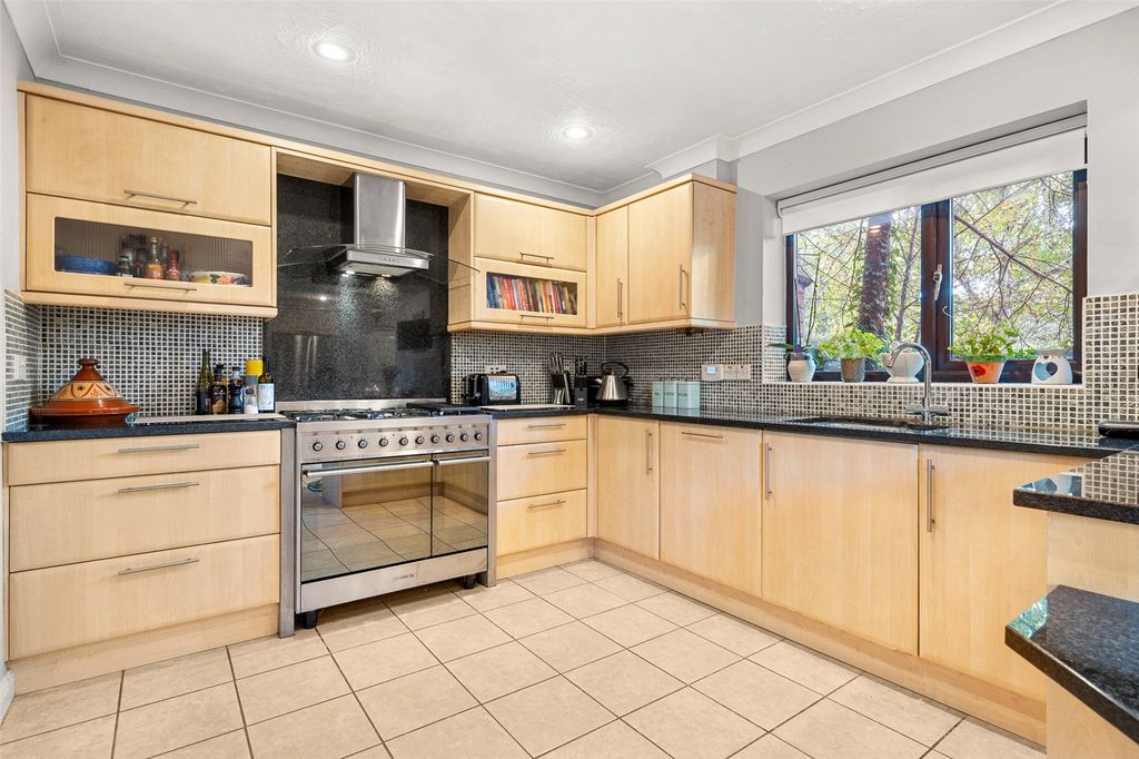 Property photo 2 of 20 Picture No. 11