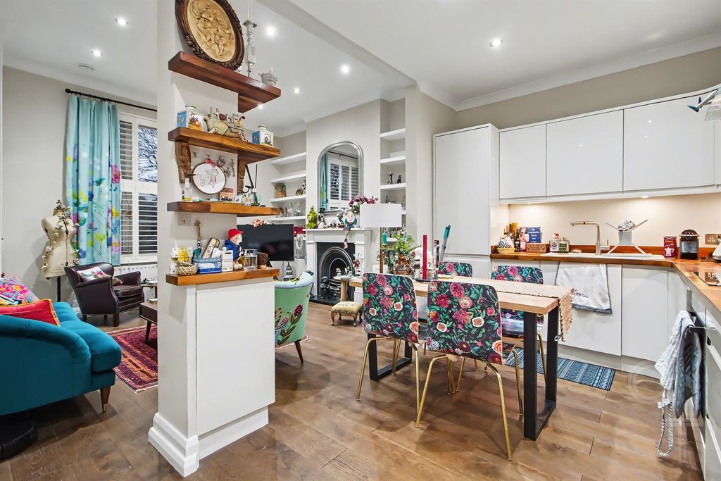 Property photo 3 of 12 Kitchen