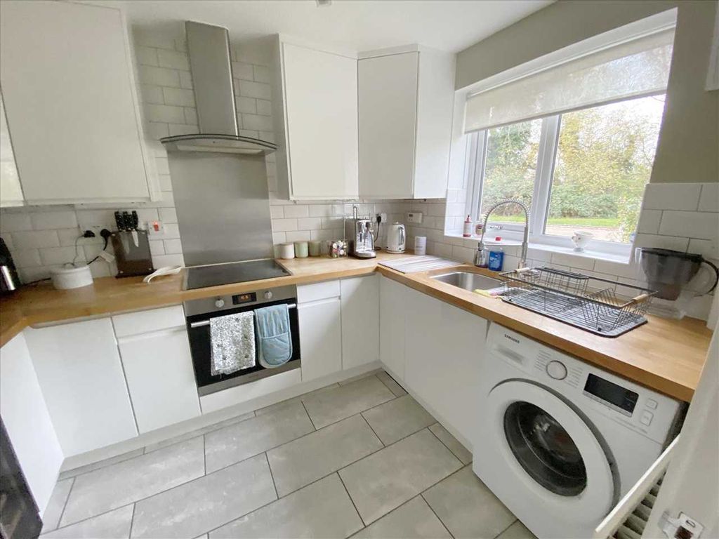 Property photo 2 of 12 Kitchen: