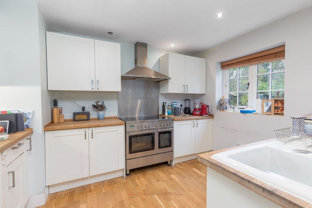 Property photo 3 of 22 Modern Fitted Kitchen