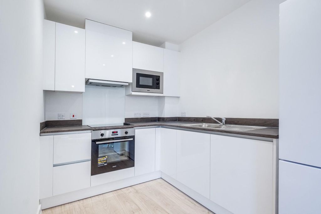 Property photo 3 of 19 Kitchen