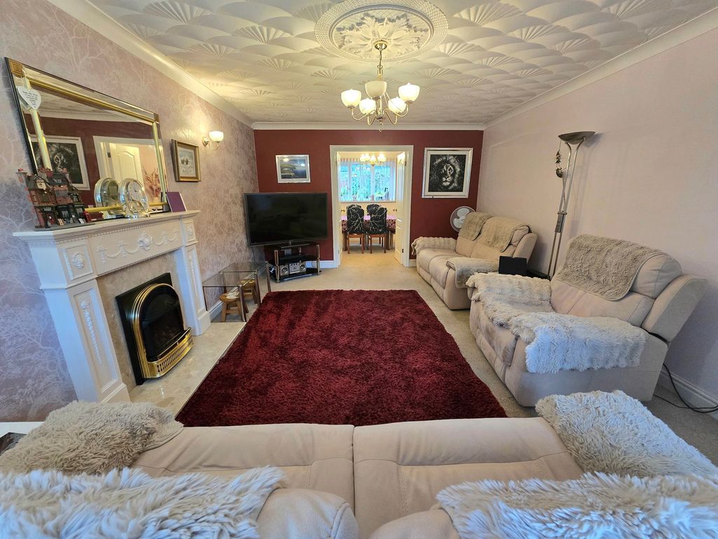 Property photo 2 of 36 Lounge