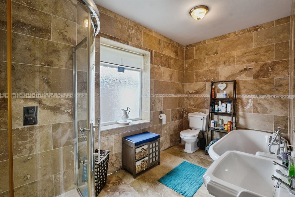 Property photo 3 of 33
