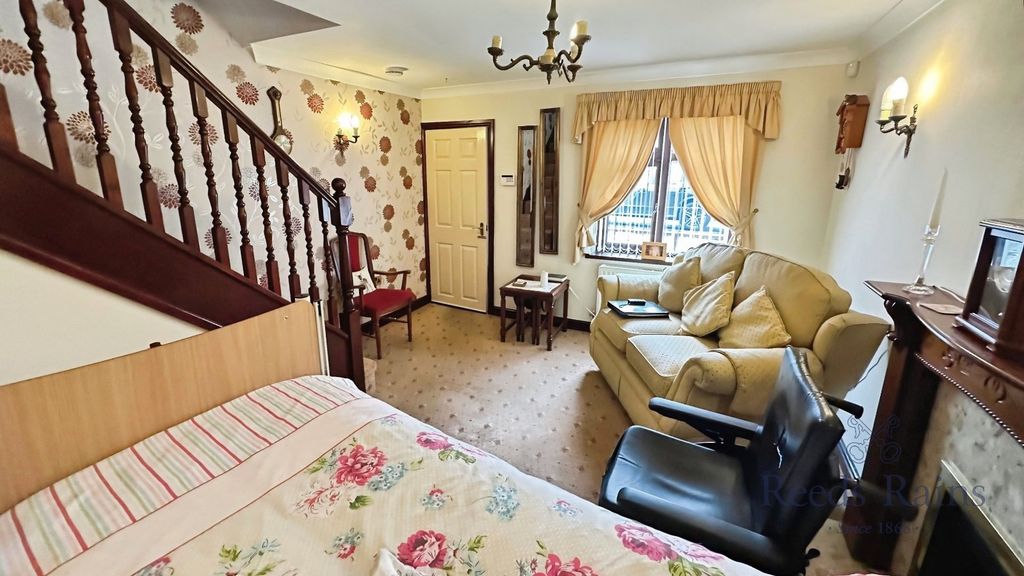 Property photo 2 of 10 Lounge