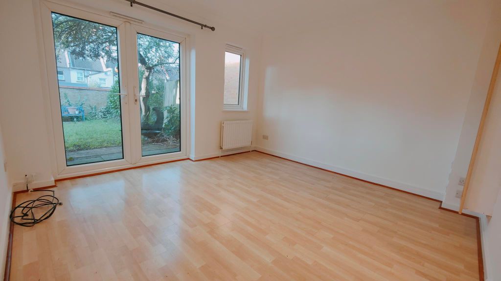 Property photo 2 of 8 Lounge