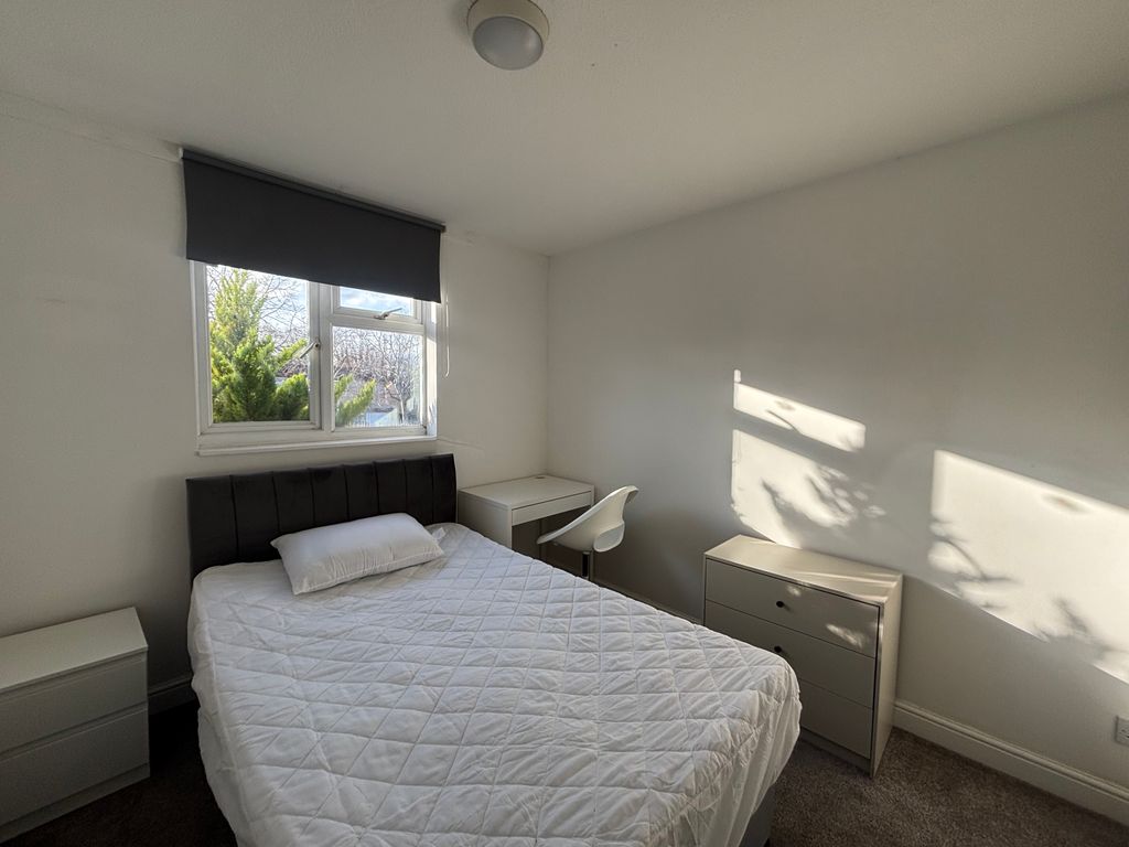 Property photo 2 of 5 Bedroom