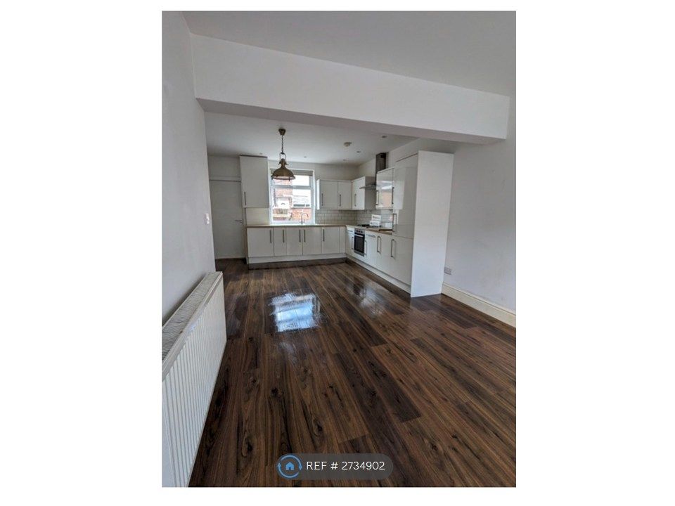 Property photo 1 of 8 Gorgeous Large Open Plan Loungedinerkitchen