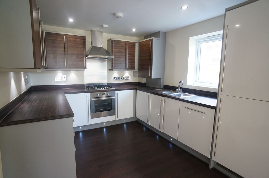 Property photo 3 of 8 Kitchen