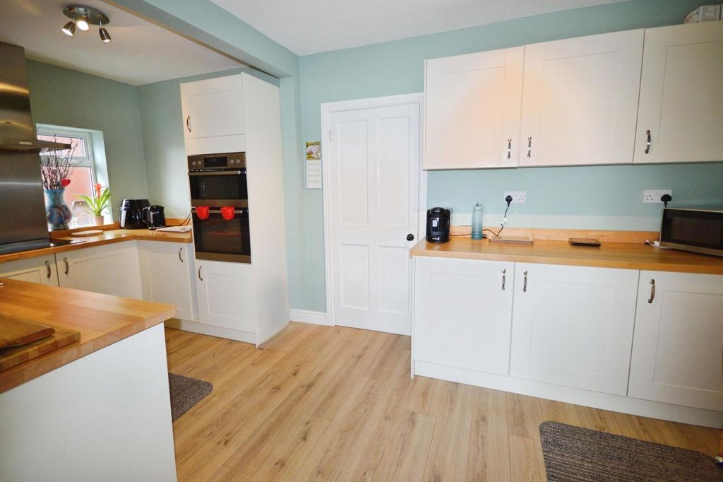 Property photo 3 of 19 Kitchen