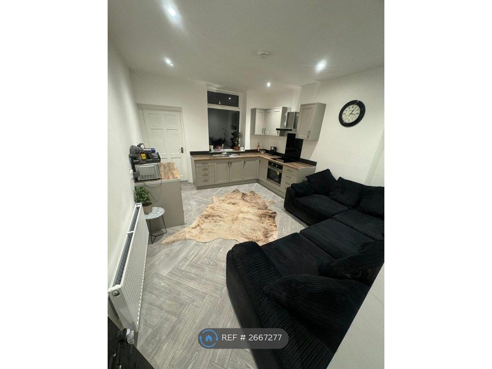 Property photo 3 of 10 Kitchen & Livingroom