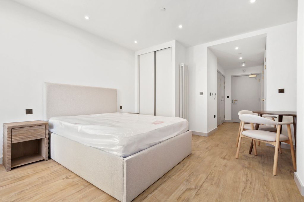 Property photo 2 of 19 Studio 2