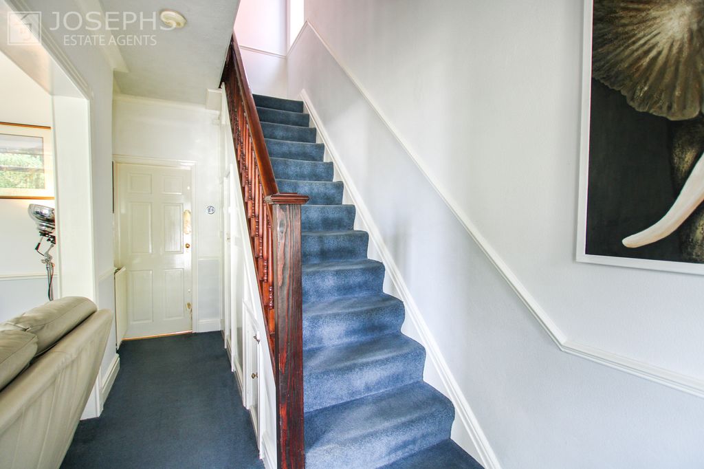 Property photo 2 of 27