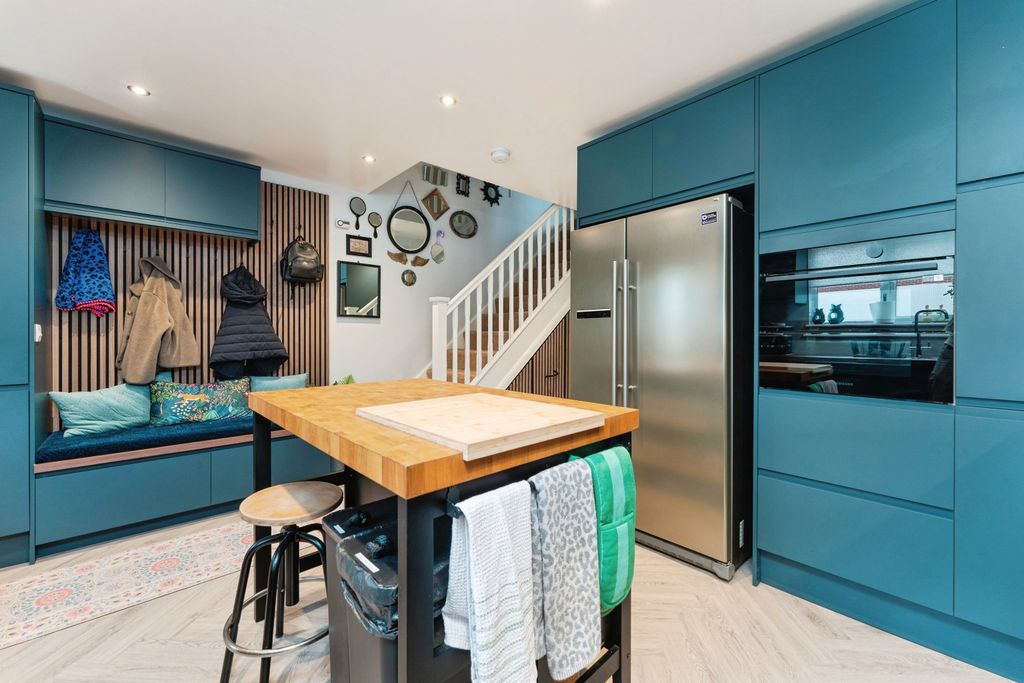 Property photo 3 of 19 Kitchen