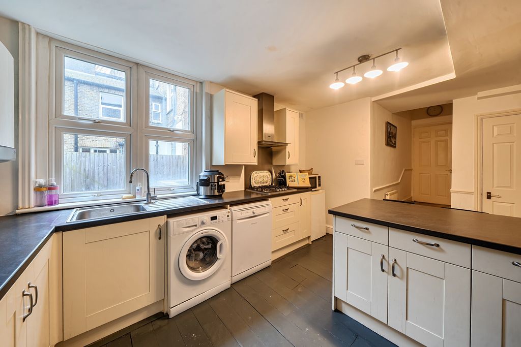 Property photo 3 of 18 Kitchen