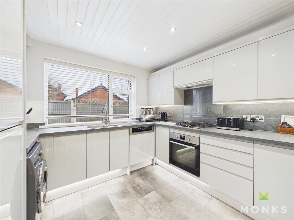 Property photo 3 of 16 Cam01420G0-Pr0849-Still003.Jpg