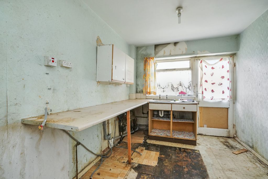 Property photo 2 of 11 2 Salisbury Court, Querneby Road, Nottingham Ng3 5Jd