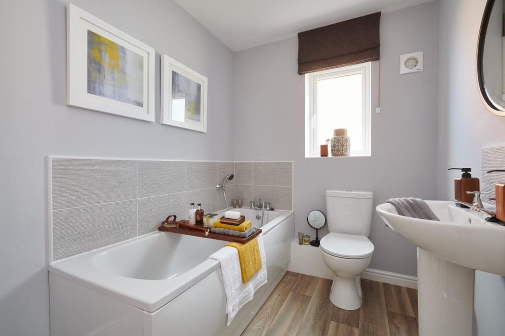 Property photo 2 of 7 Mayfield_Bathroom.Png