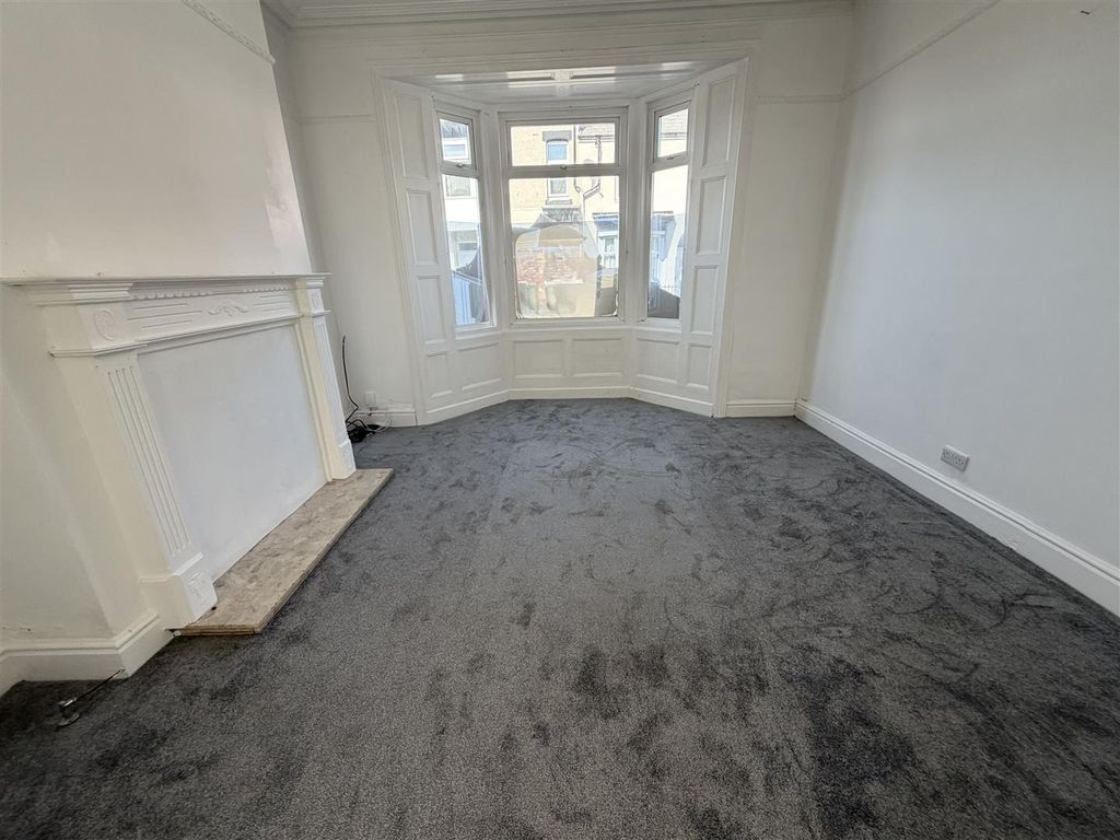 Property photo 2 of 9 Lounge