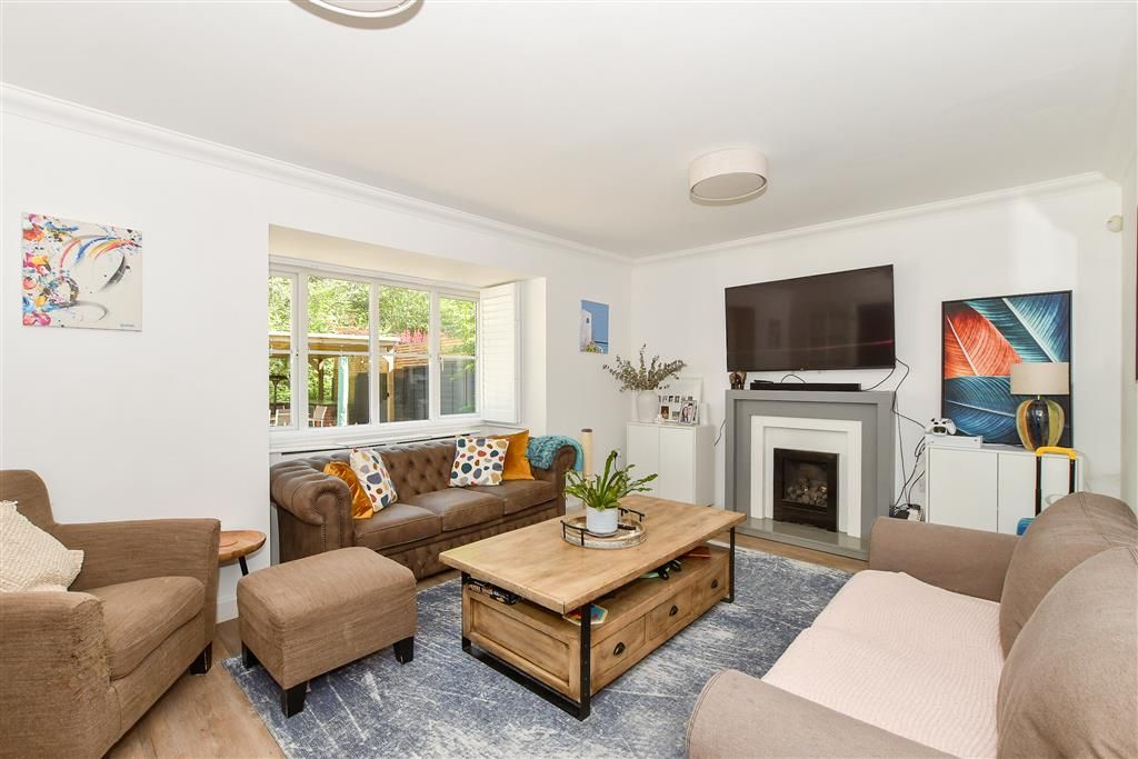 Property photo 3 of 16 Lounge