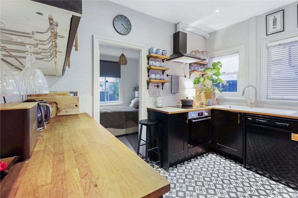 Property photo 3 of 11 Kitchen