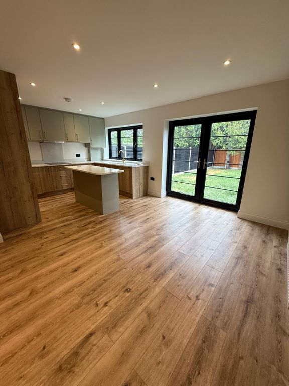 Property photo 1 of 10 Two Bedroom Flat (Ground Floor) In Greenford Avenue W7 1Jj