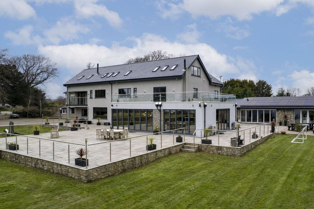 Property photo 1 of 39