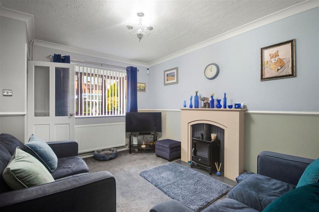 Property photo 3 of 11 Living Room