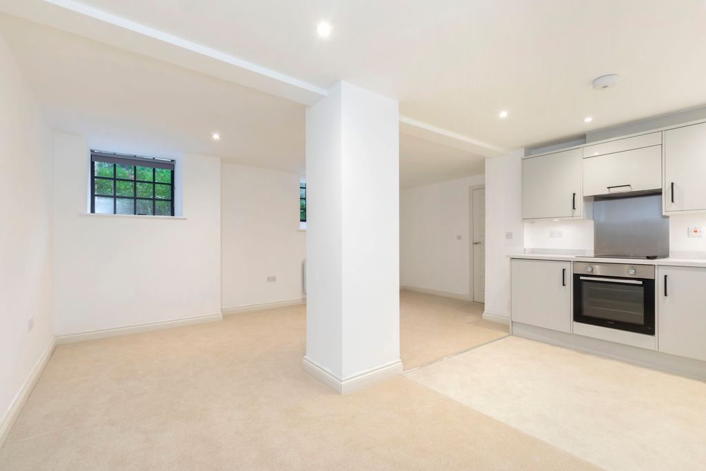 Property photo 3 of 7 Flat 2, Axiom Apts-04