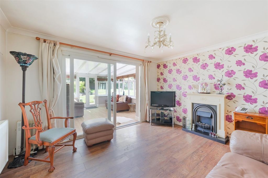 Property photo 2 of 16 Beckenshaw Gardens, 15 (15).Jpg