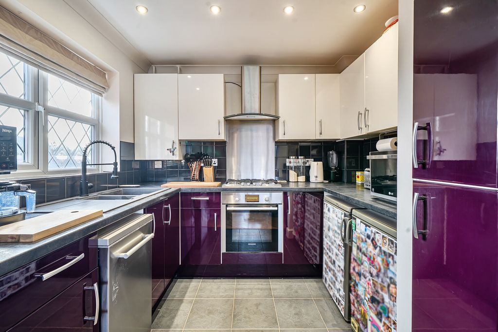 Property photo 3 of 16 Kitchen