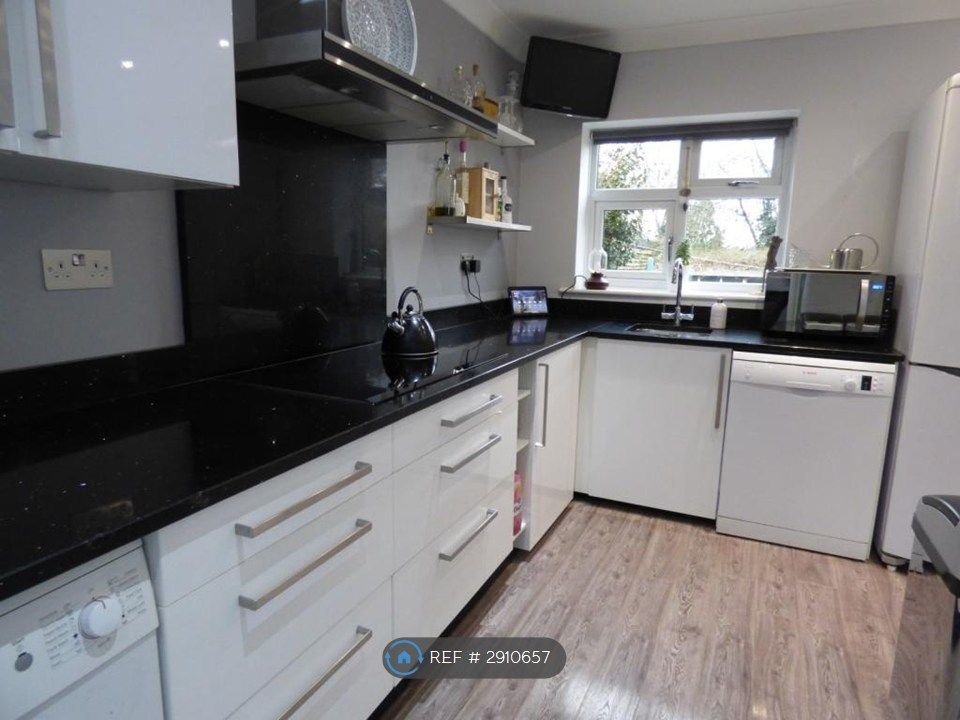 Property photo 3 of 30 Kitchen