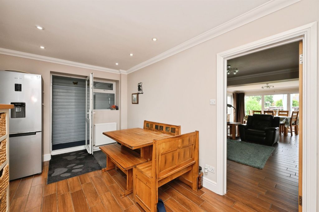 Property photo 3 of 28