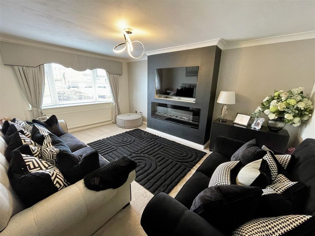 Property photo 3 of 16 Lounge