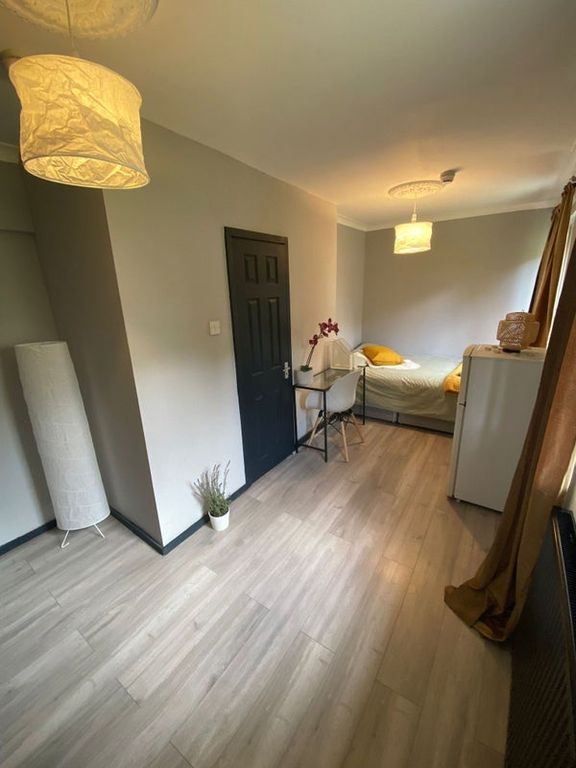 Property photo 2 of 13 Room 3- £1200 Available -01/10/2026