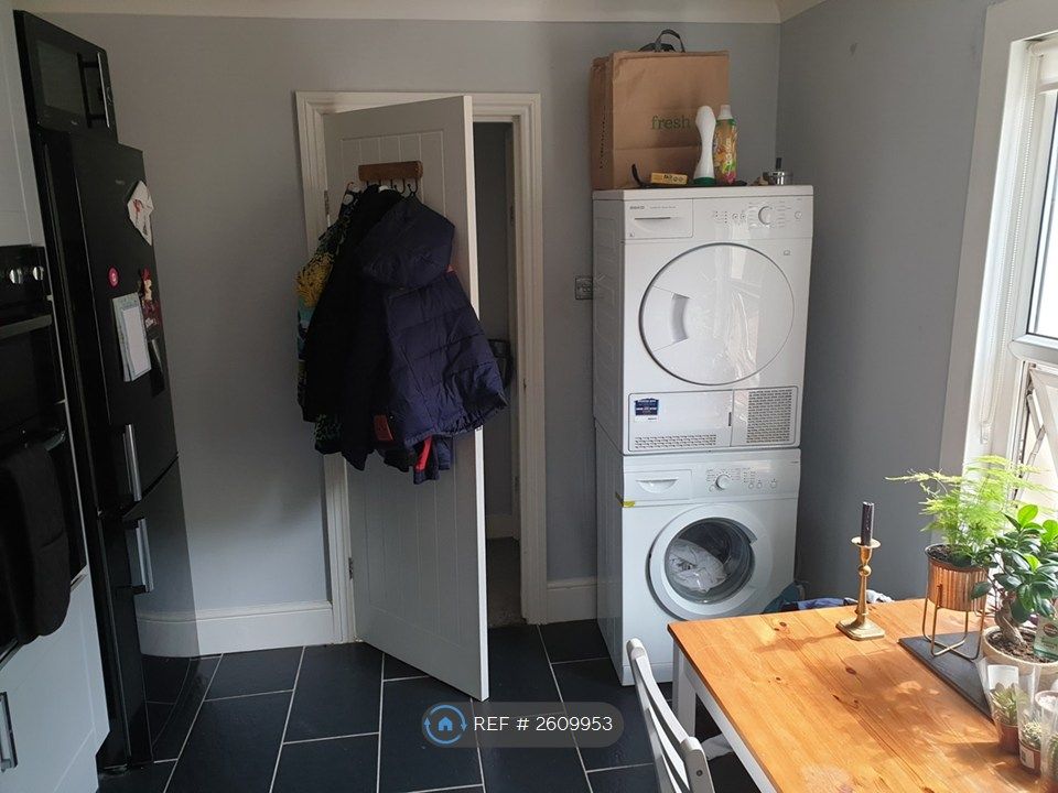 Property photo 3 of 10 Kitchen
