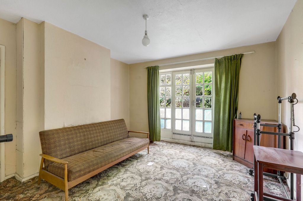 Property photo 3 of 12