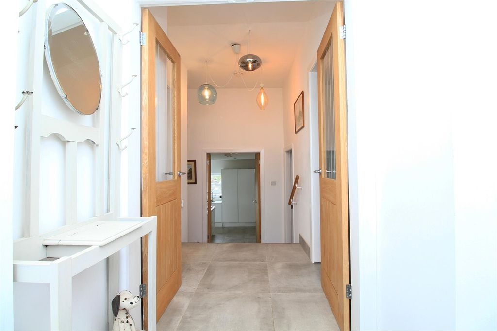 Property photo 3 of 26 Hallway.Jpg