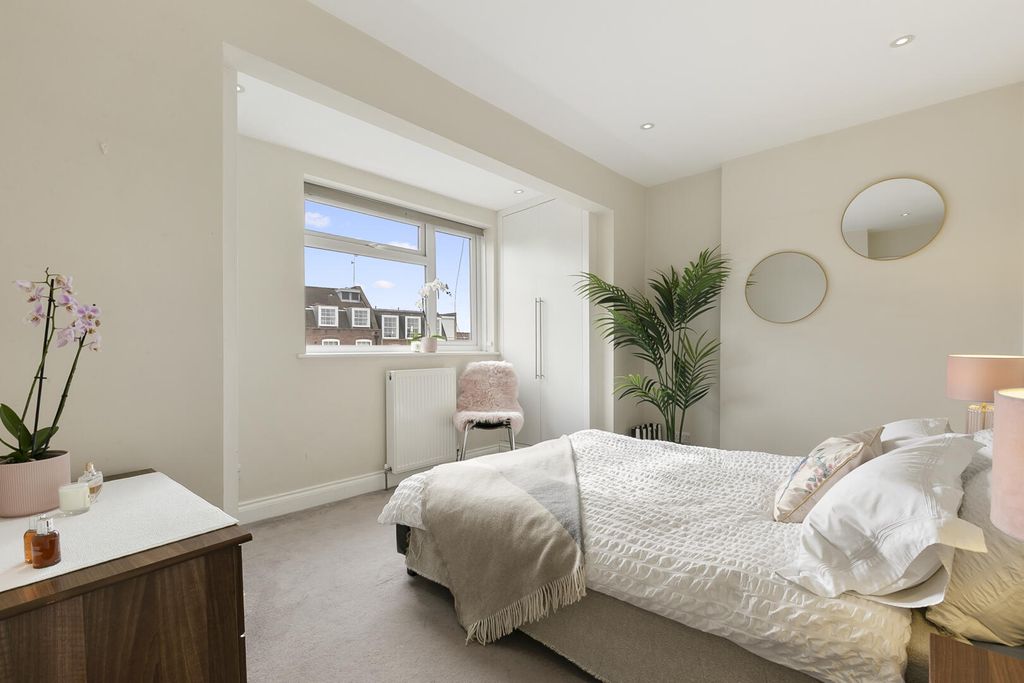 Property photo 2 of 8 Bedroom